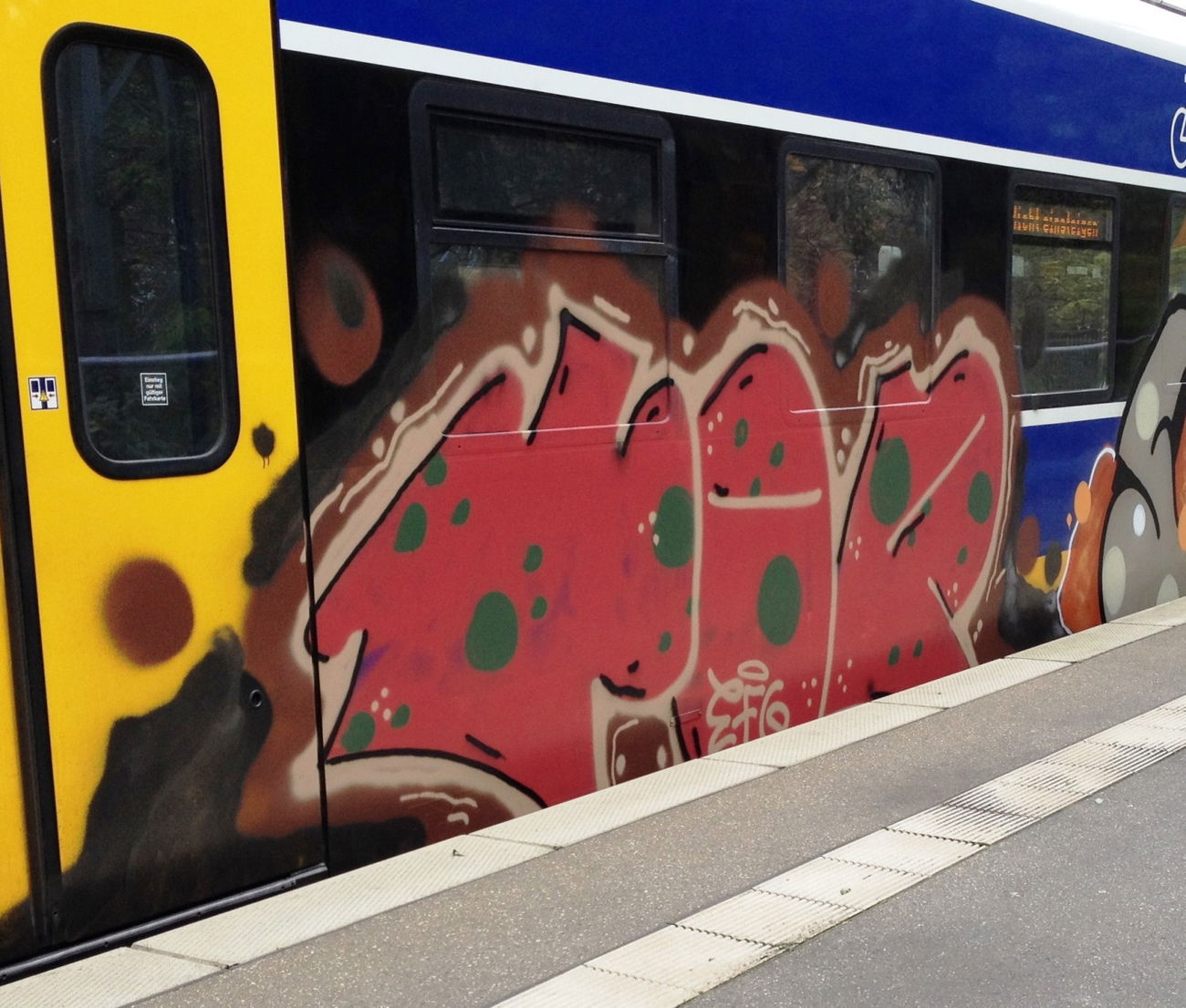 Graffiti Train - Photo by ZUGZWANG (2017)