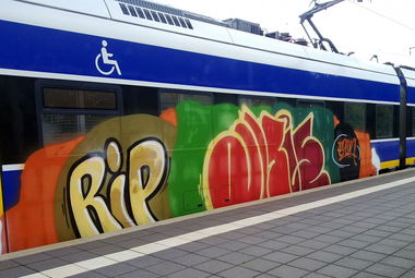Graffiti Train - Photo by ZUGZWANG - akie, epon (2016)