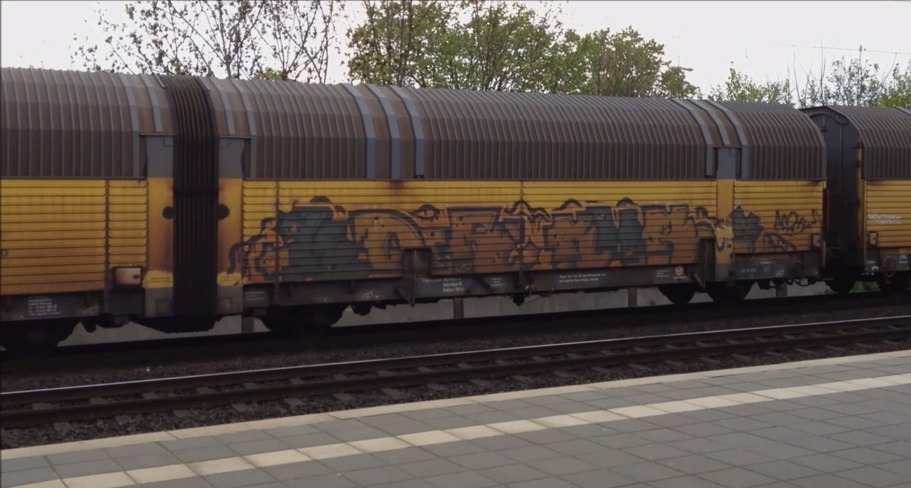 Graffiti Train - Photo by ZUGZWANG
