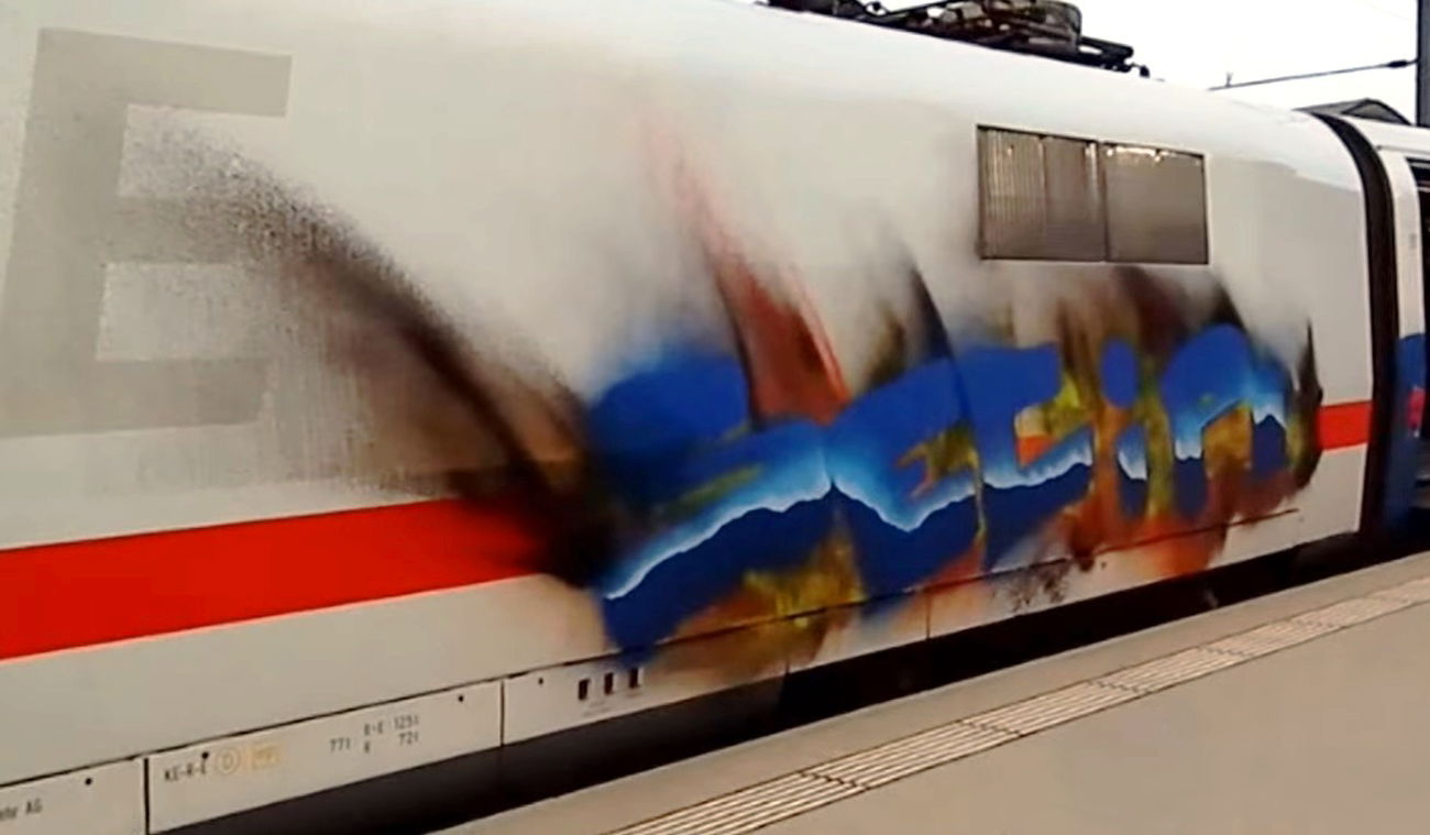 Graffiti Train - Photo by ZUGZWANG
