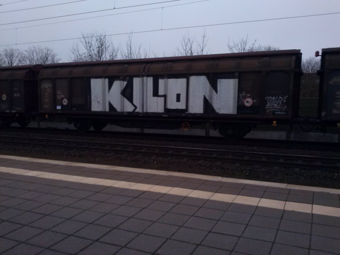 Graffiti Train - Photo by ZUGZWANG - klon, bremerhaven, 27