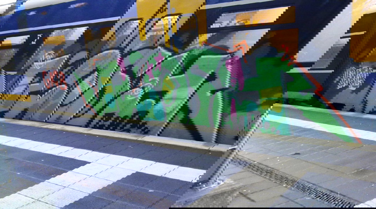 Graffiti Train - Photo by ZUGZWANG - rosy, bremerhaven, 27 (2014)