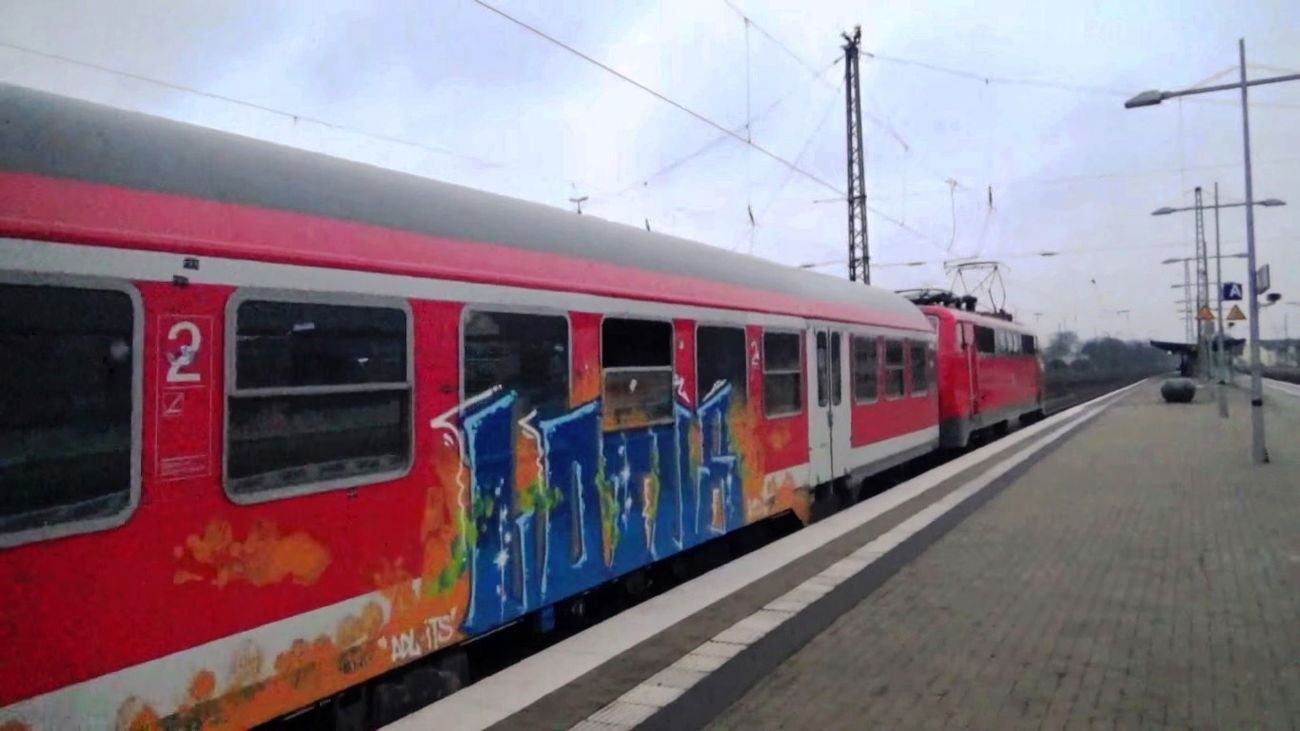 Graffiti Train - Photo by ZUGZWANG - lotus