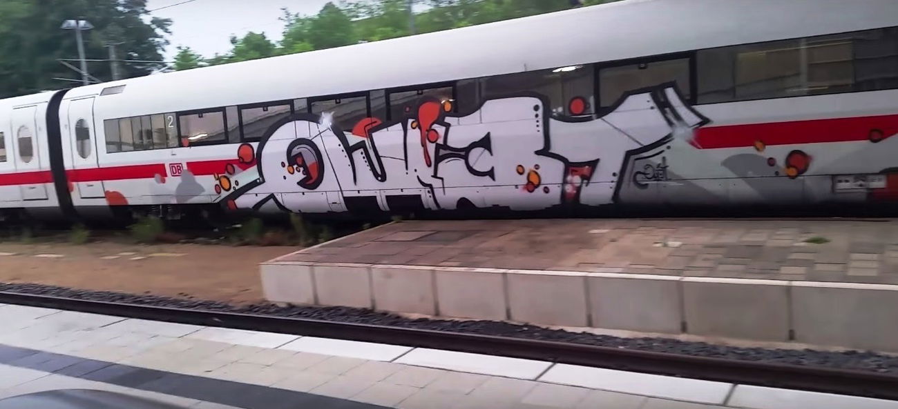 Graffiti Train - Photo by ZUGZWANG - quiet (2015)