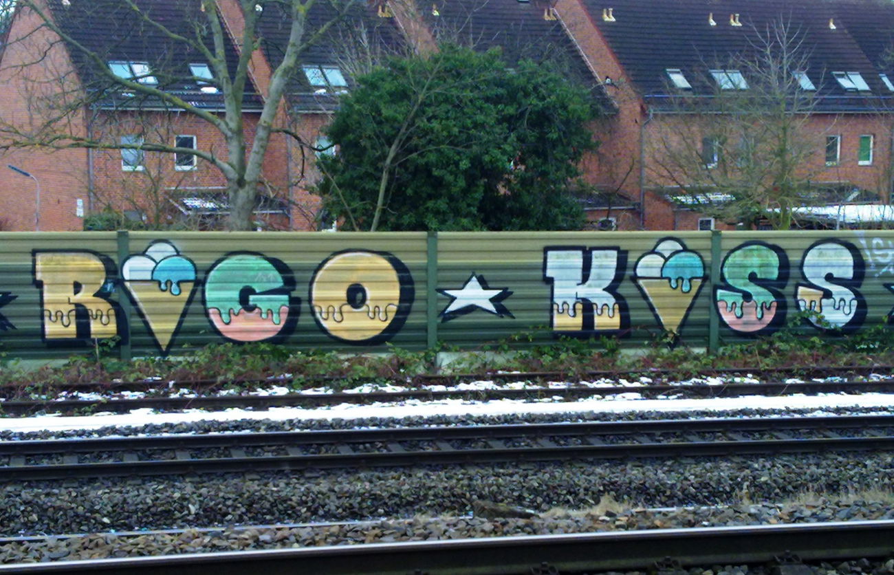 Graffiti Bombing - Photo by ZUGZWANG - rigo, kiss