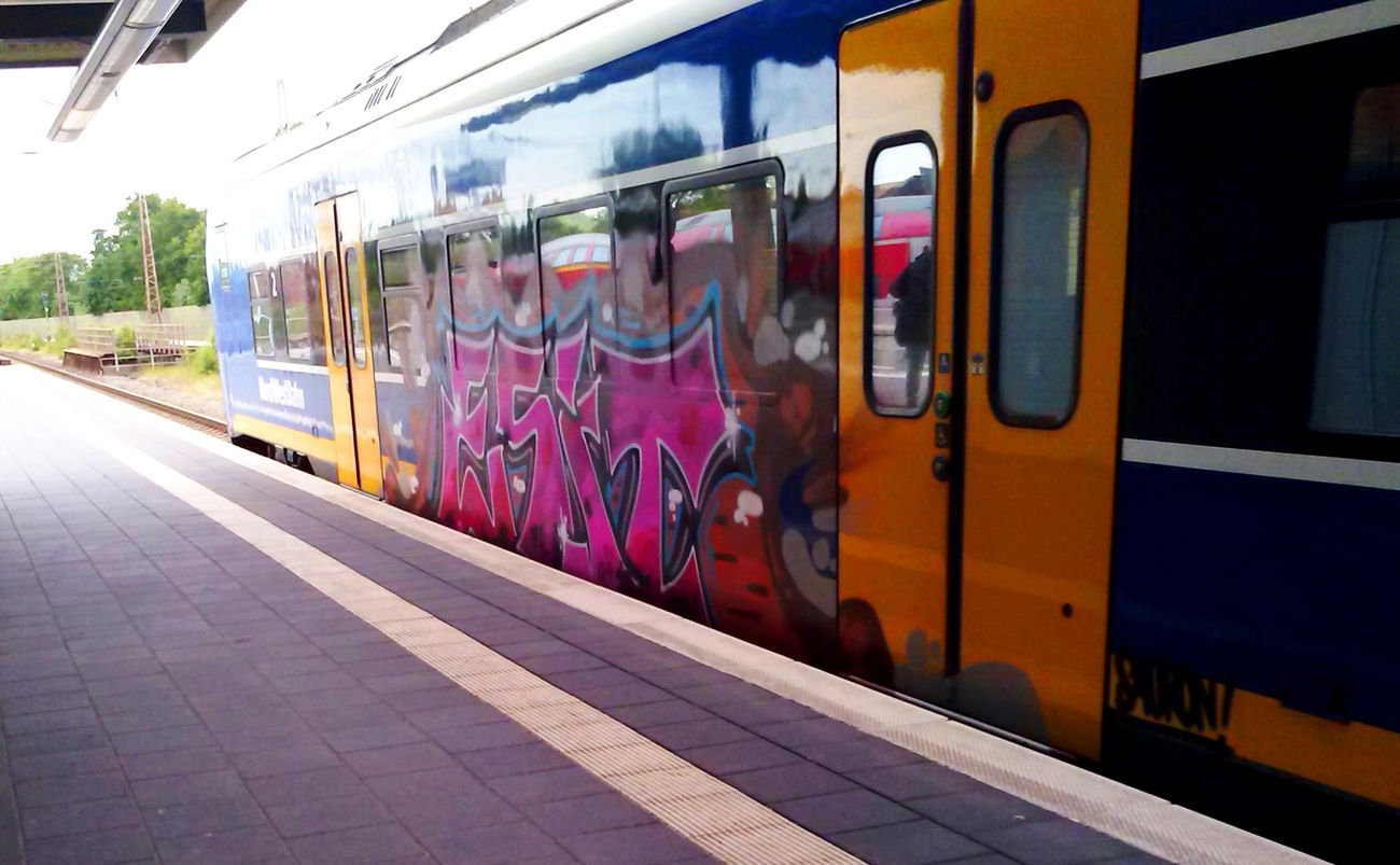 Graffiti Train - Photo by ZUGZWANG - esit, bremerhaven, bremen (2015)