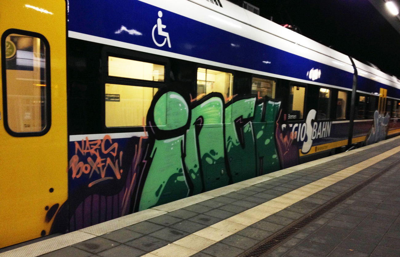 Graffiti Train - Photo by ZUGZWANG (2017)