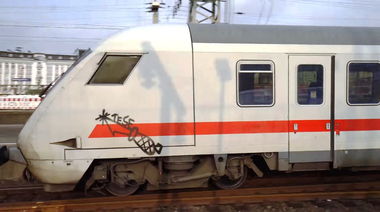 Graffiti Train - Photo by ZUGZWANG - tese