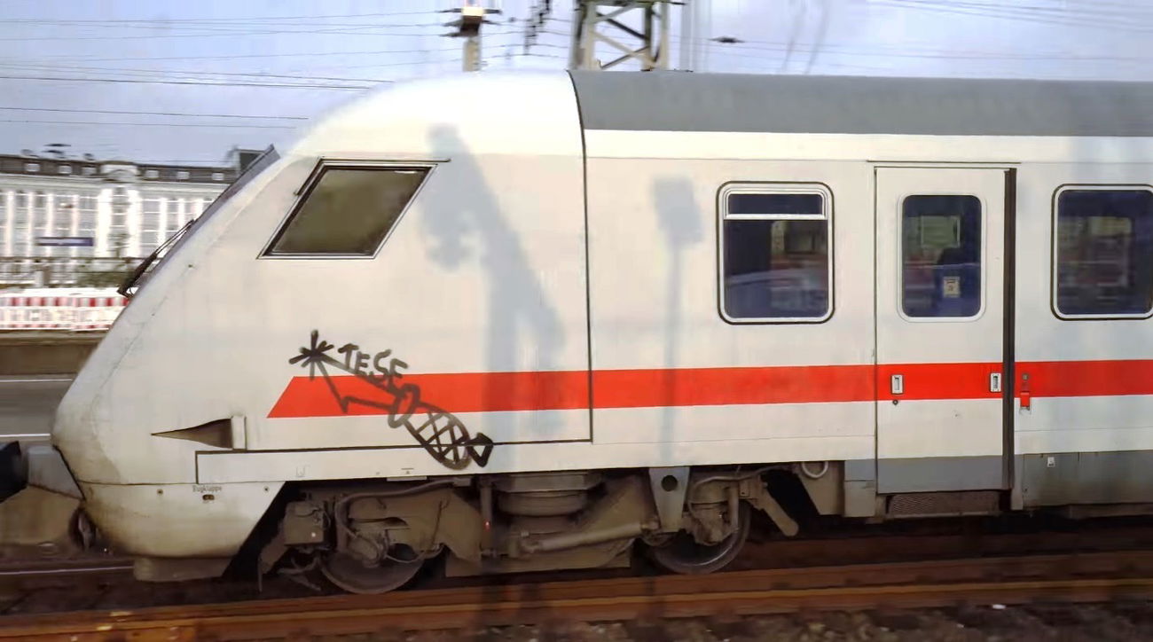 Graffiti Train - Photo by ZUGZWANG - tese