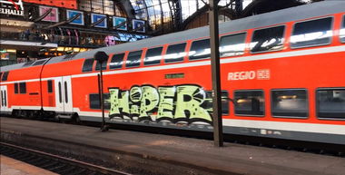 Graffiti Train - Photo by ZUGZWANG - hiper
