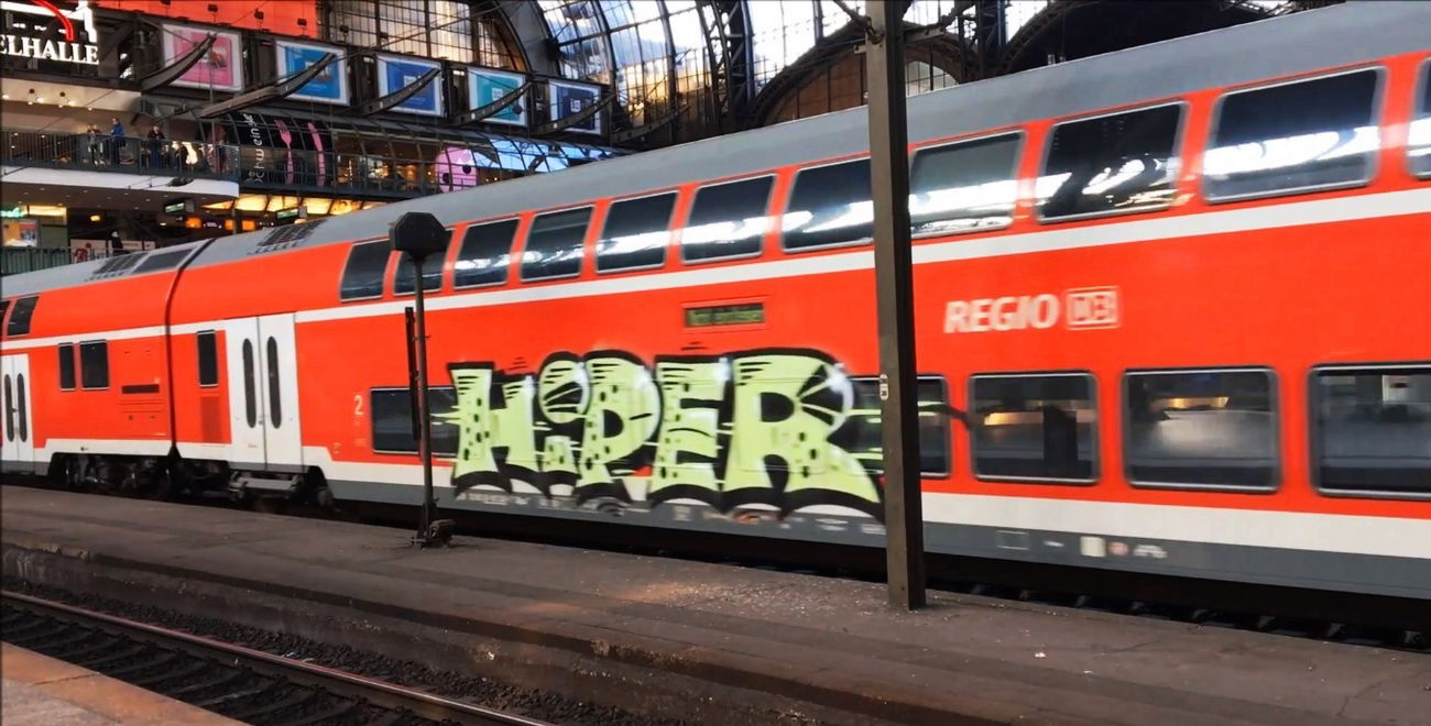 Graffiti Train - Photo by ZUGZWANG - hiper