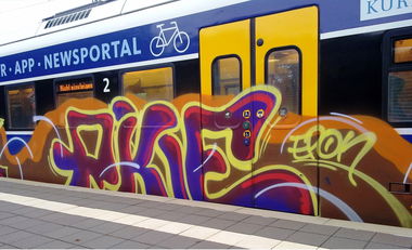 Graffiti Train - Photo by ZUGZWANG - akie (2015)