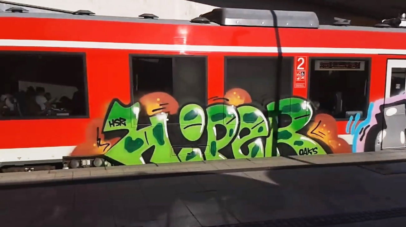 Graffiti Train - Photo by ZUGZWANG - hiper (2016)