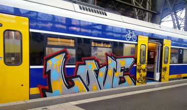 Graffiti Train - Photo by ZUGZWANG - love (2016)