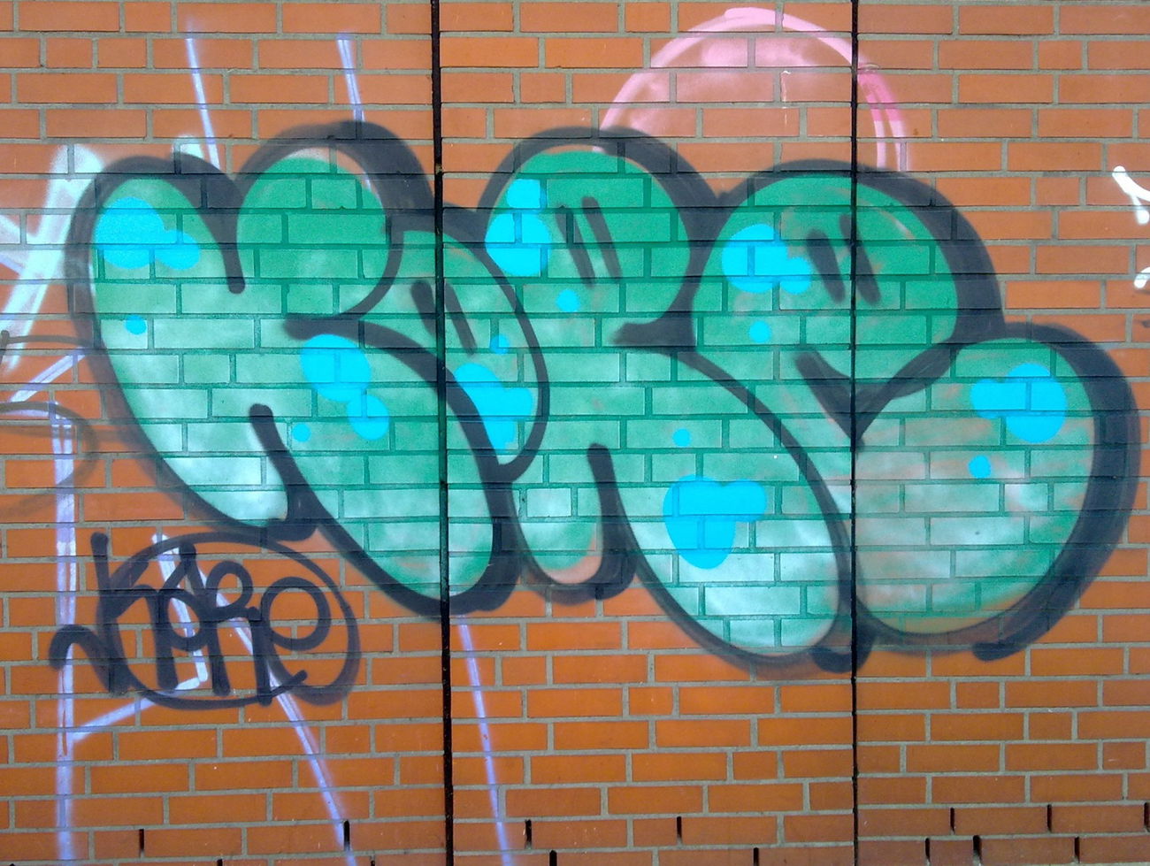 Graffiti Bombing - Photo by ZUGZWANG - kore