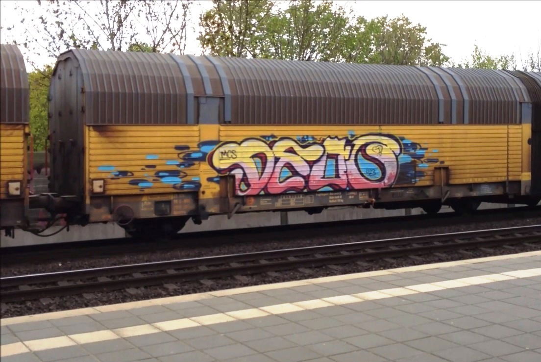 Graffiti Train - Photo by ZUGZWANG