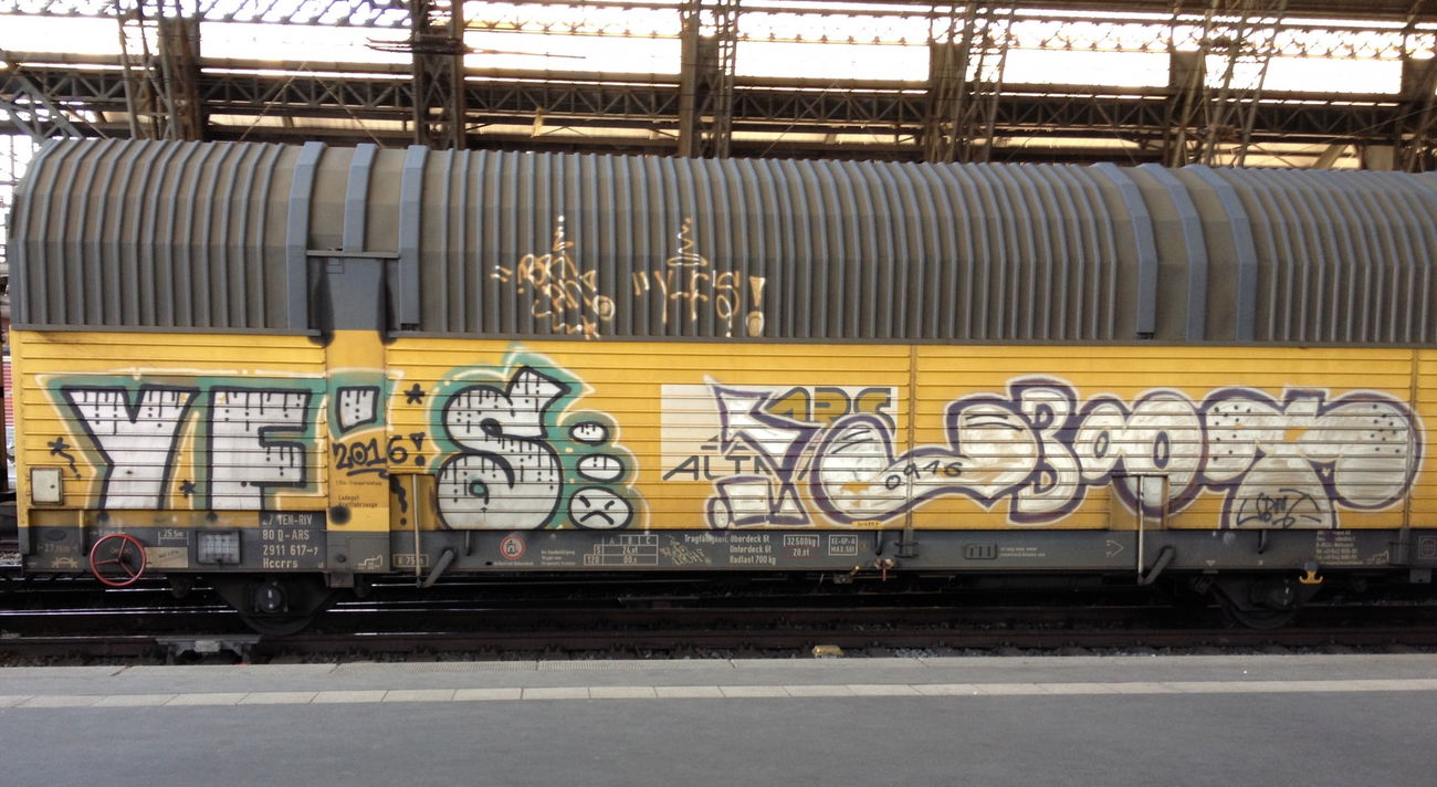 Graffiti Train - Photo by ZUGZWANG - yf