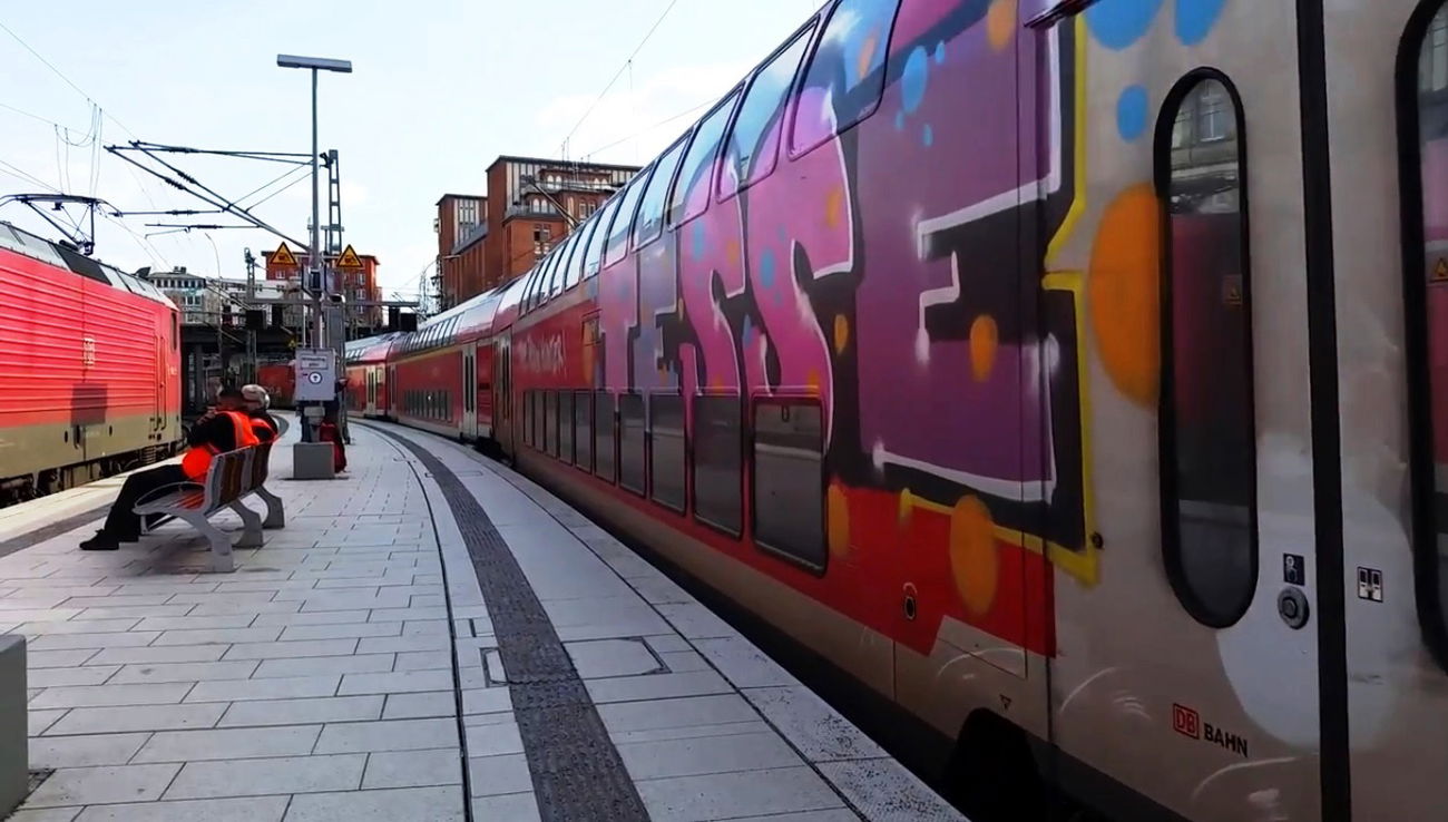 Graffiti Train - Photo by ZUGZWANG - tese, dsf