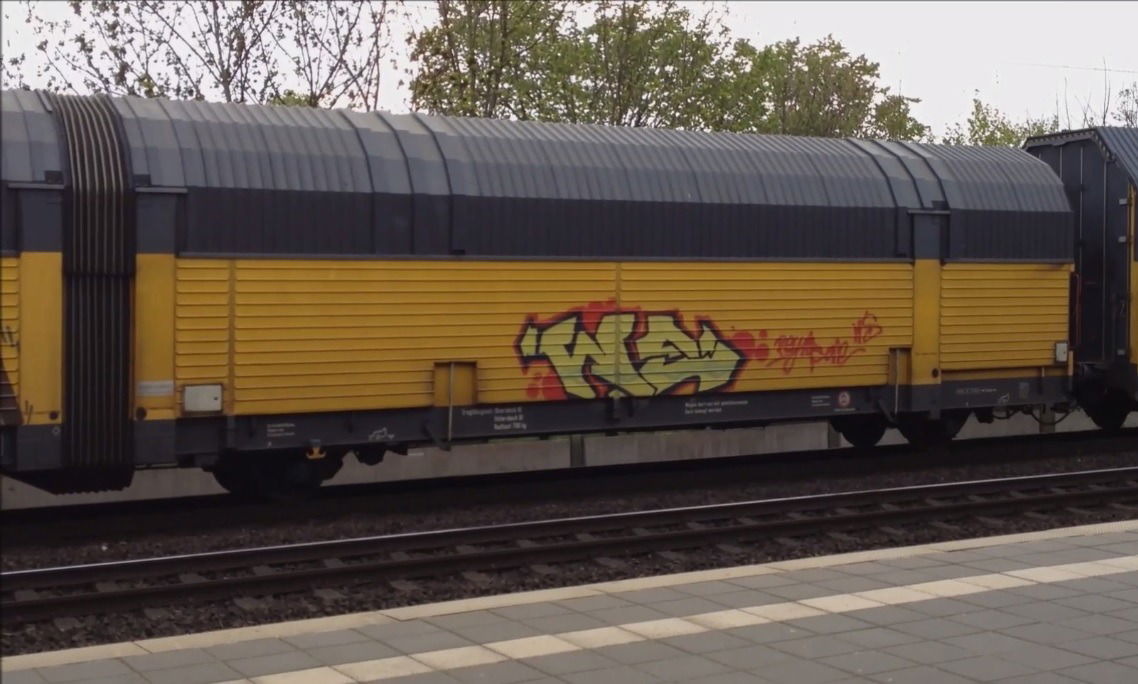 Graffiti Train - Photo by ZUGZWANG