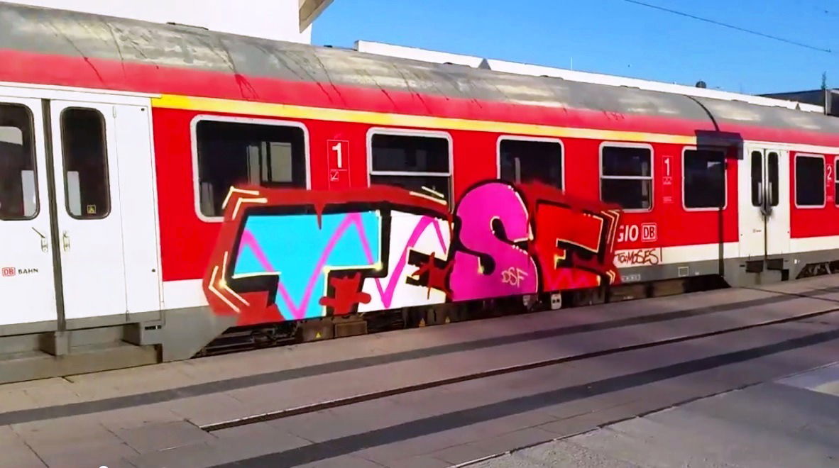 Graffiti Train - Photo by ZUGZWANG - tese, dsf (2015)