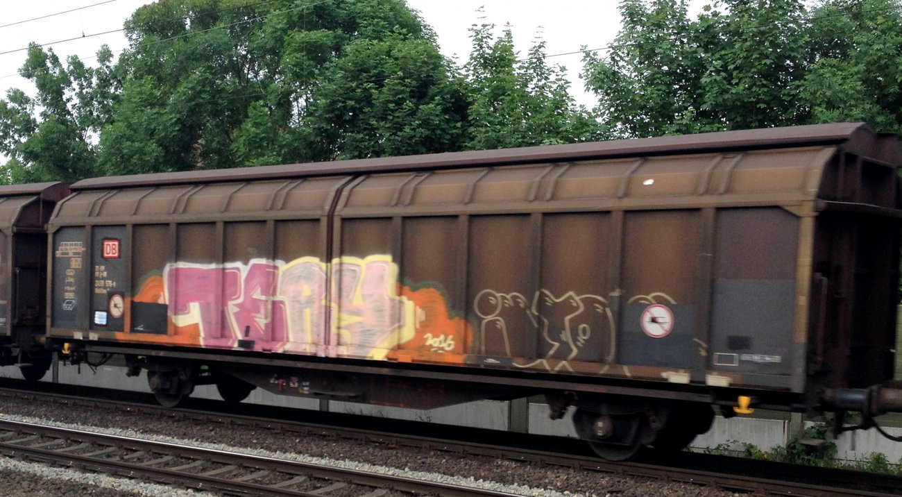 Graffiti Train - Photo by ZUGZWANG