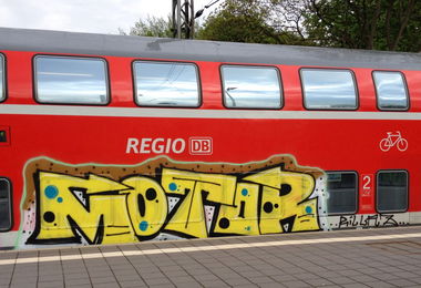 Graffiti Train - Photo by ZUGZWANG - motor