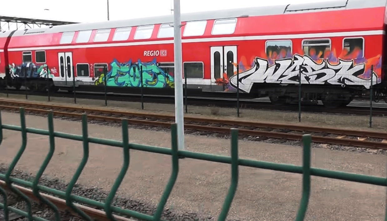 Graffiti Train - Photo by ZUGZWANG - wesk