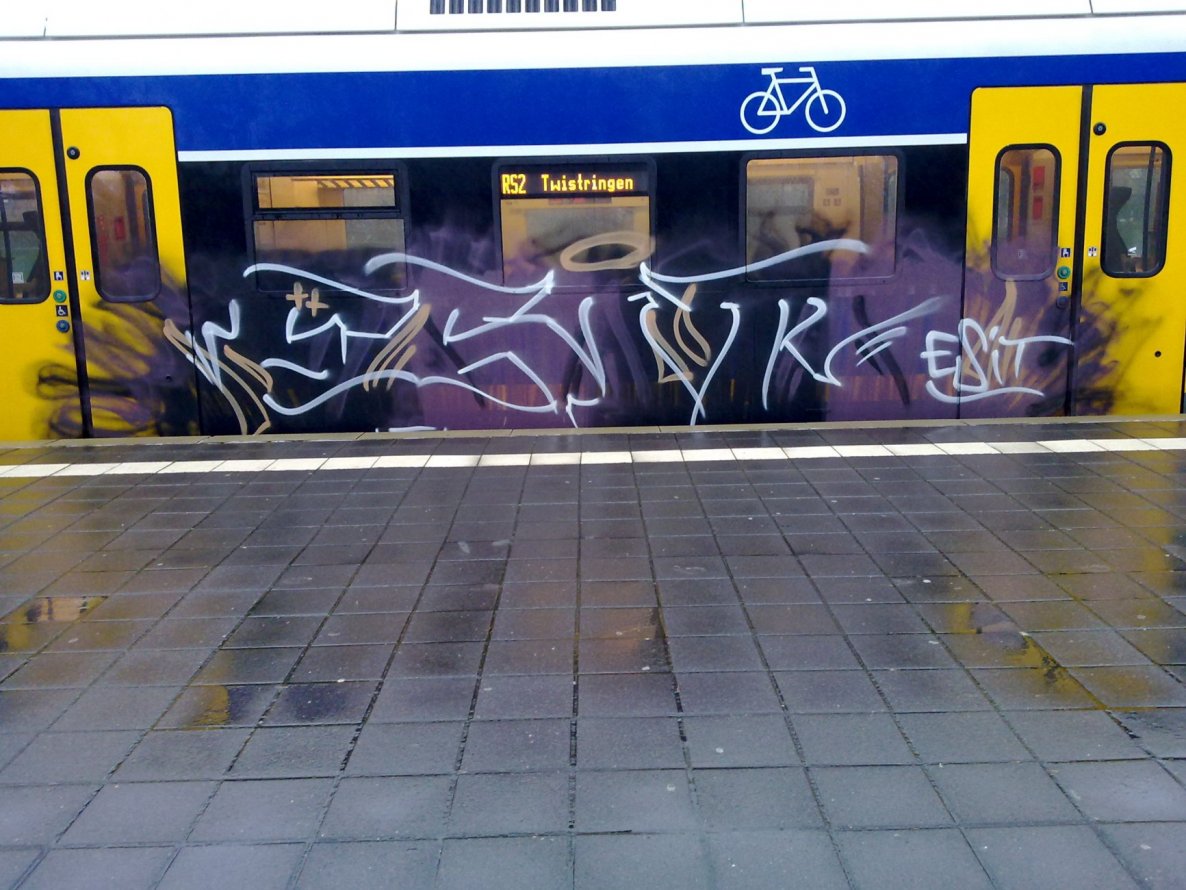 Graffiti Train - Photo by ZUGZWANG - esit, bremerhaven, 27 (2014)