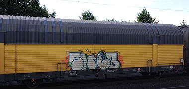 Graffiti Train - Photo by ZUGZWANG - snob