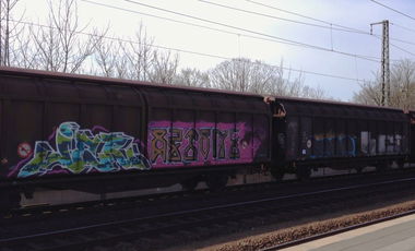 Graffiti Train - Photo by ZUGZWANG