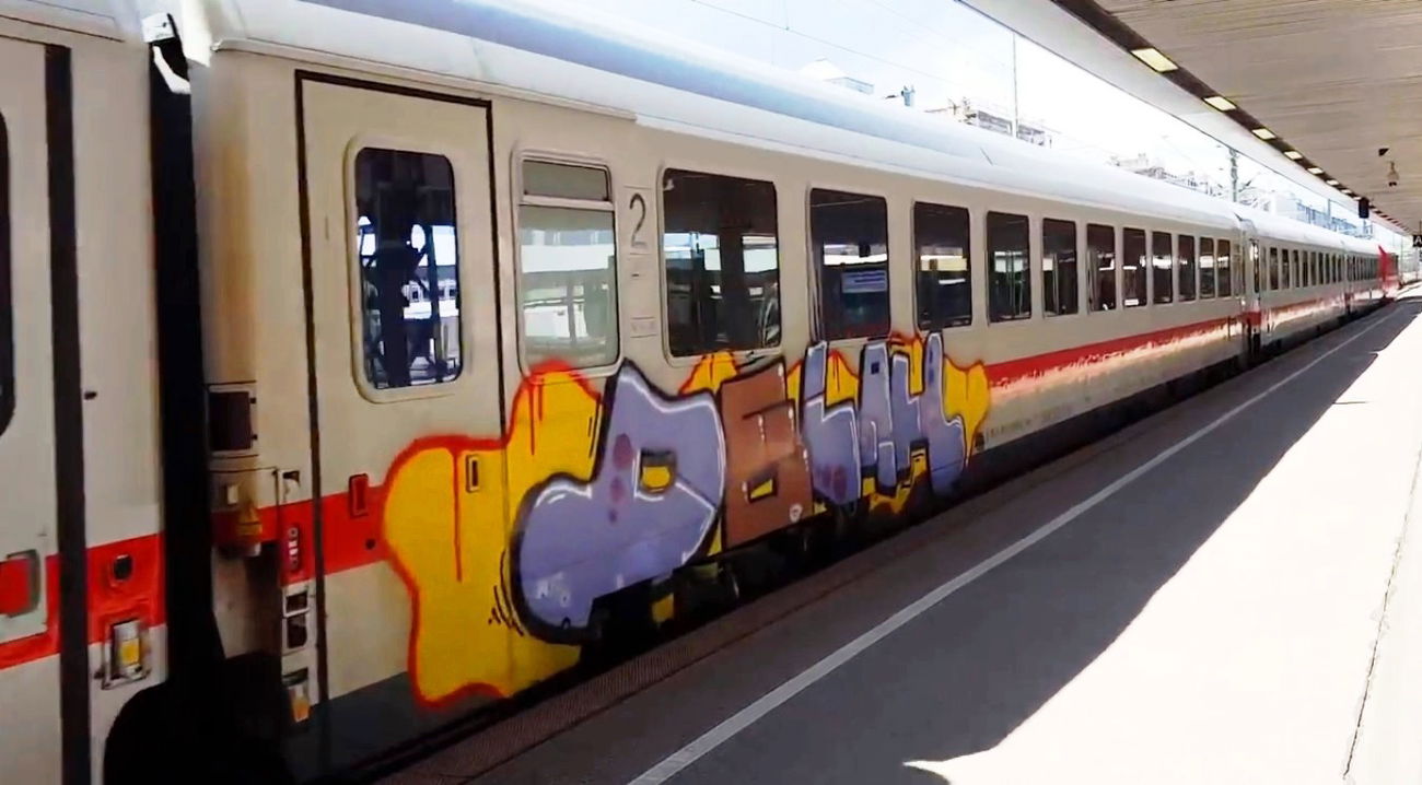 Graffiti Train - Photo by ZUGZWANG (2017)