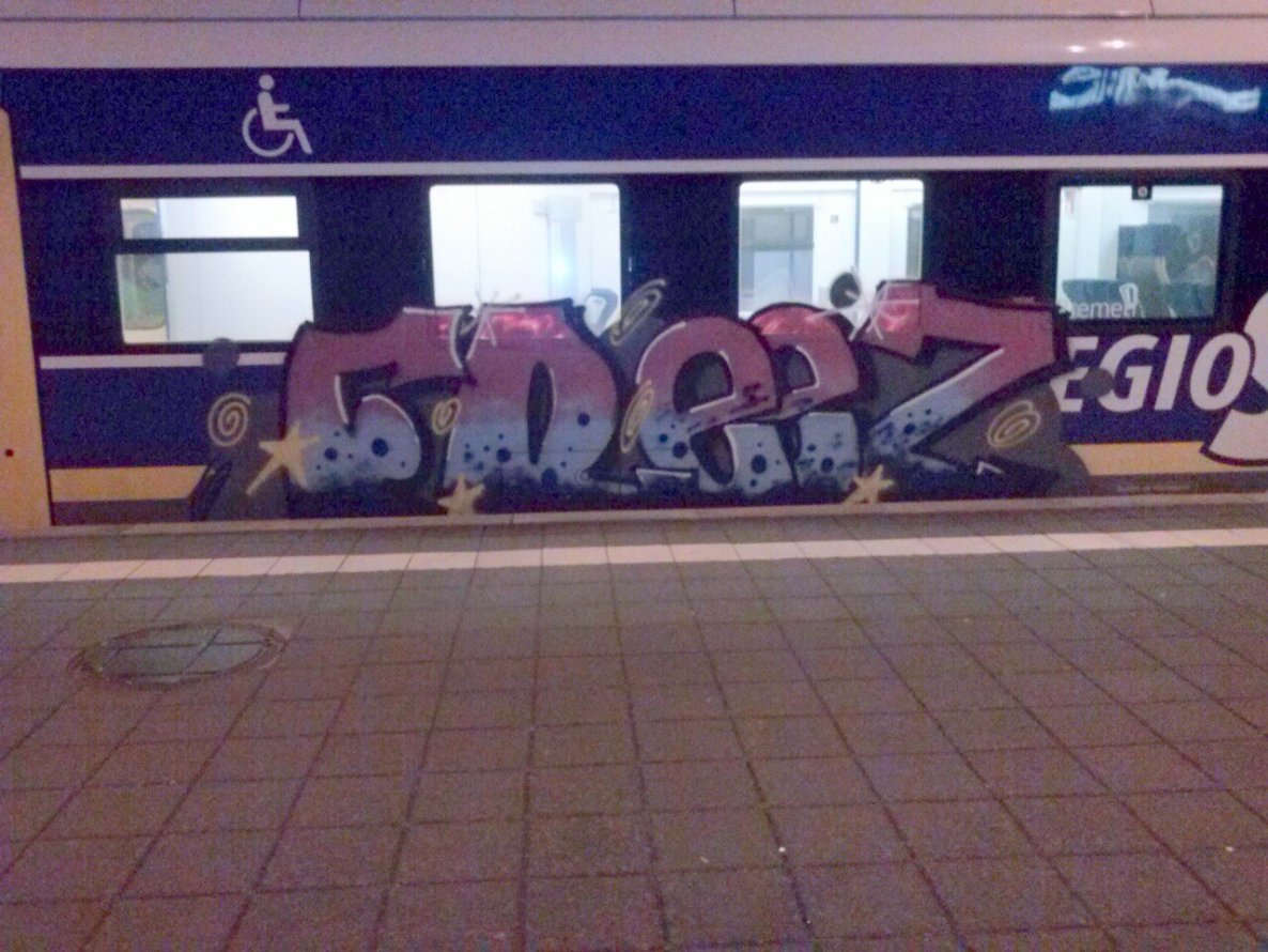 Graffiti Train - Photo by ZUGZWANG - freez, bremerhaven, 27 (2014)