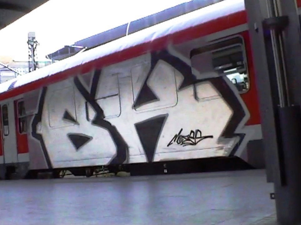 Graffiti Train - Photo by ZUGZWANG - bk