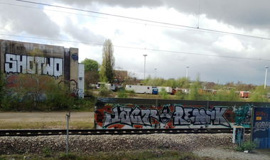 Graffiti Bombing - Photo by ZUGZWANG - shotwo, jagt, remuk