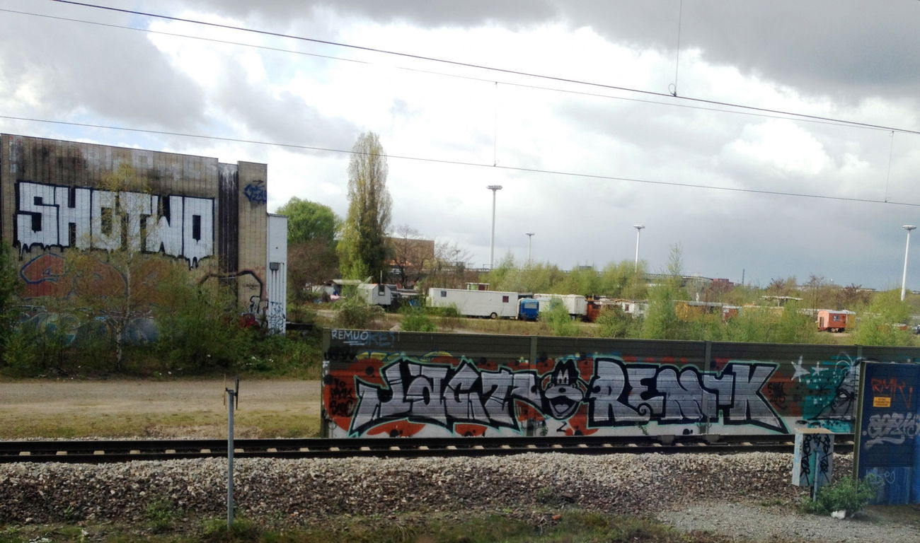 Graffiti Bombing - Photo by ZUGZWANG - shotwo, jagt, remuk