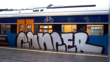 Graffiti Train - Photo by ZUGZWANG - cancer