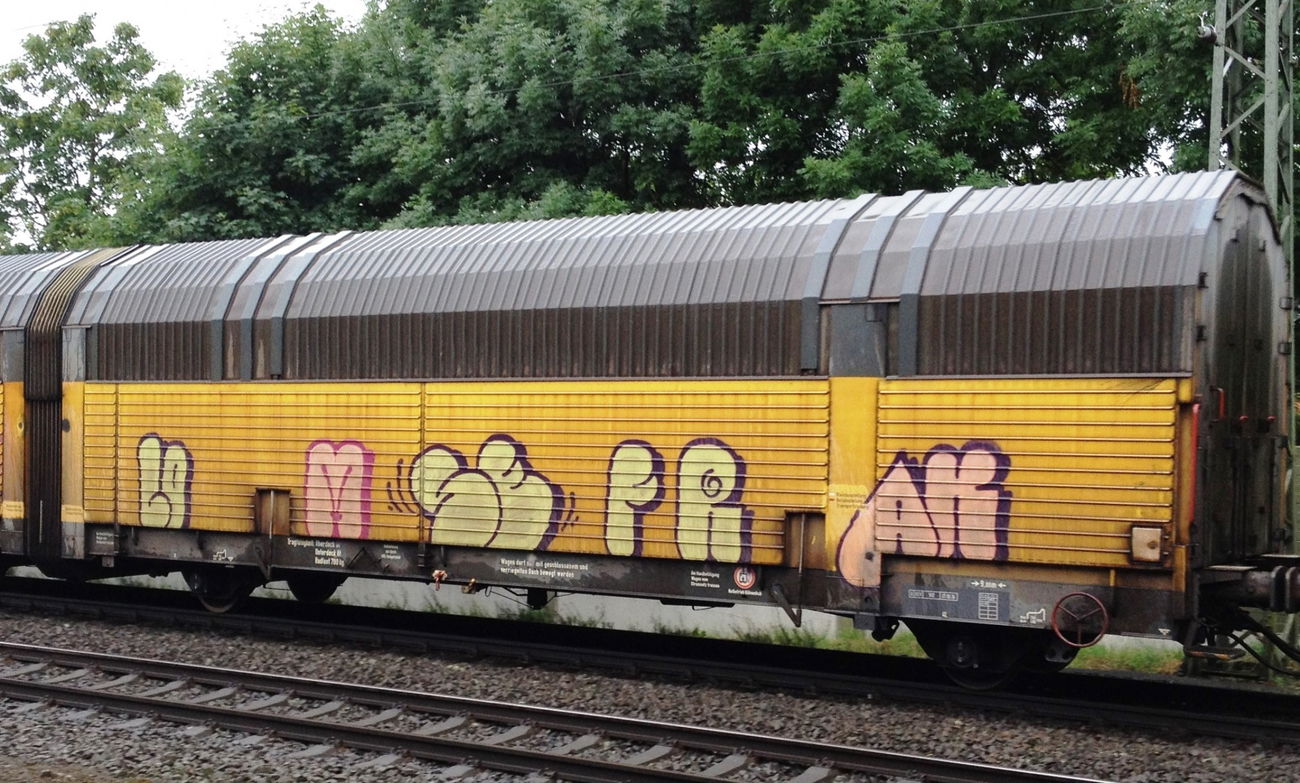 Graffiti Train - Photo by ZUGZWANG