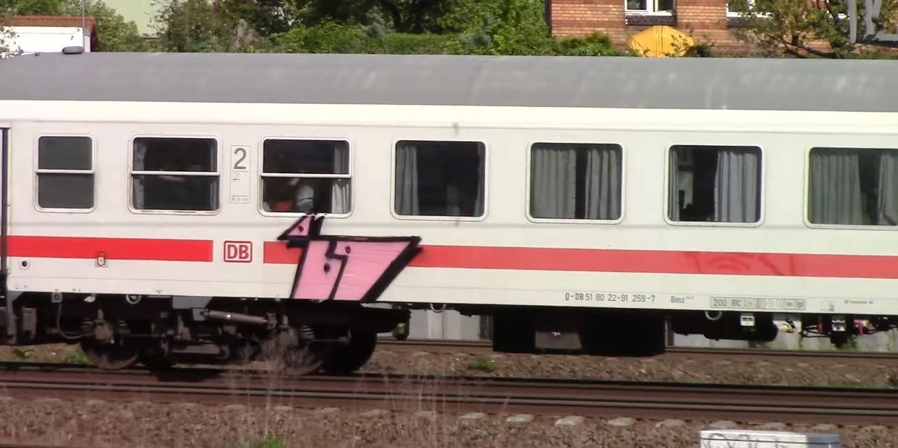 Graffiti Train - Photo by ZUGZWANG