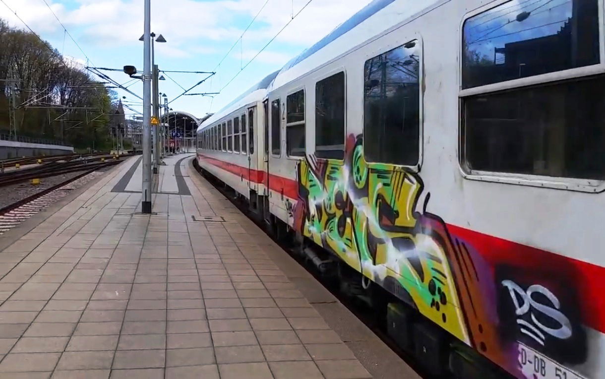 Graffiti Train - Photo by ZUGZWANG