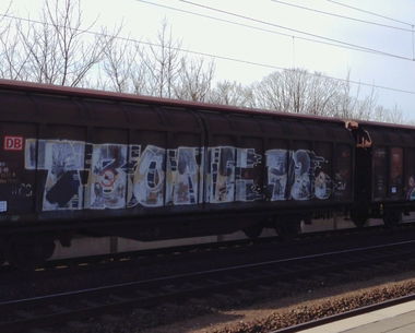 Graffiti Train - Photo by ZUGZWANG - tbone