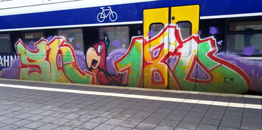 Graffiti Train - Photo by ZUGZWANG - sn, 180, bremerhaven (2014)