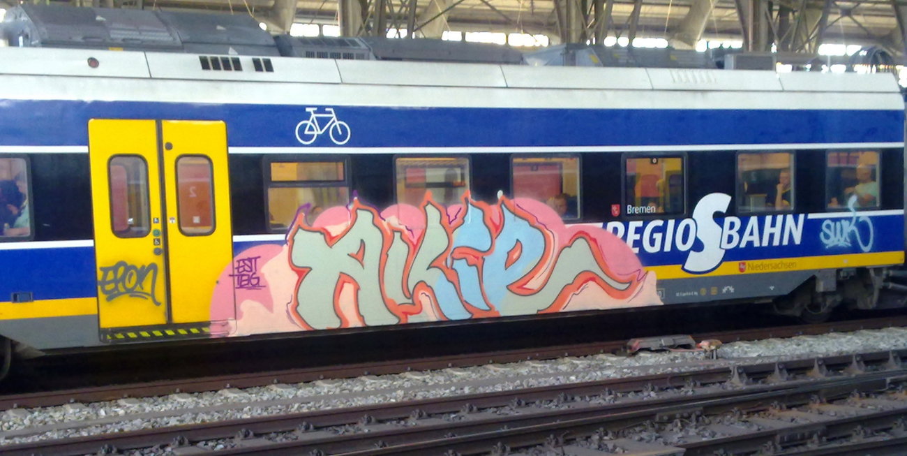 Graffiti Train - Photo by ZUGZWANG - akie, bremen (2015)