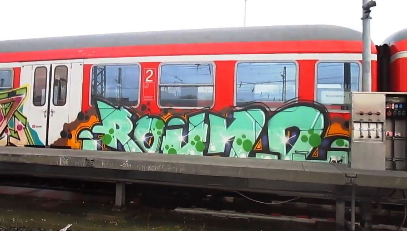 Graffiti Train - Photo by ZUGZWANG - round