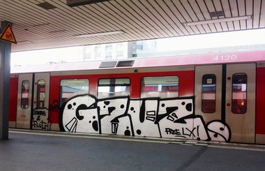 Graffiti Train - Photo by ZUGZWANG - gzuz, 187, strassenbande (2015)