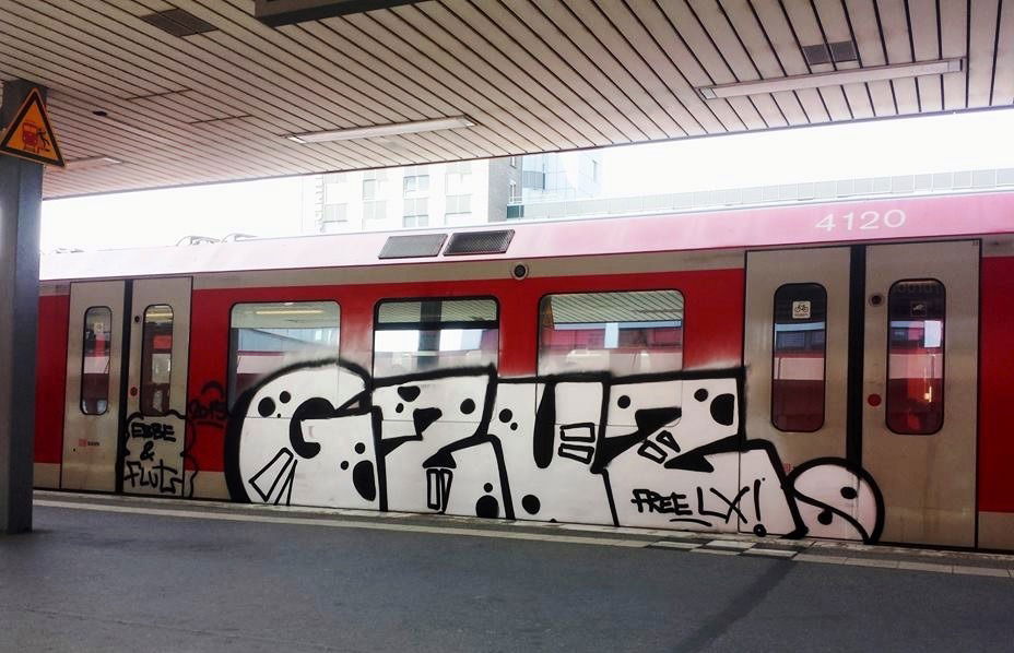 Graffiti Train - Photo by ZUGZWANG - gzuz, 187, strassenbande (2015)