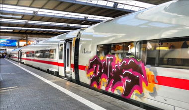 Graffiti Train - Photo by ZUGZWANG (2016)