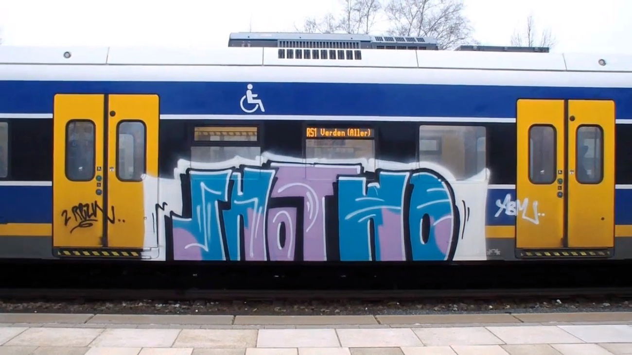 Graffiti Train - Photo by ZUGZWANG - shotwo