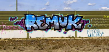Graffiti Bombing - Photo by ZUGZWANG - remuk