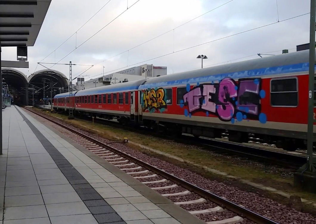 Graffiti Train - Photo by ZUGZWANG - hsr, tese