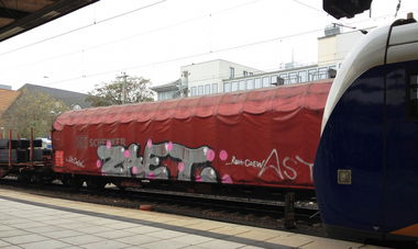 Graffiti Train - Photo by ZUGZWANG - zaet